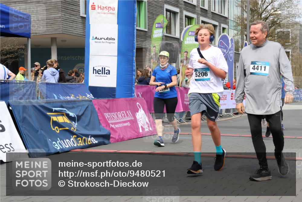 12.04.2026 - 45. Internationalen Wilhelmsburger Insellauf Strokosch-Dieckow http://msf.ph/oto/9480521 12.04.2026 13:26:58 Ziel 4411, 5206, 2360, 5245, 2933, 2359, 4124, 2980 meine-sportfotos.de