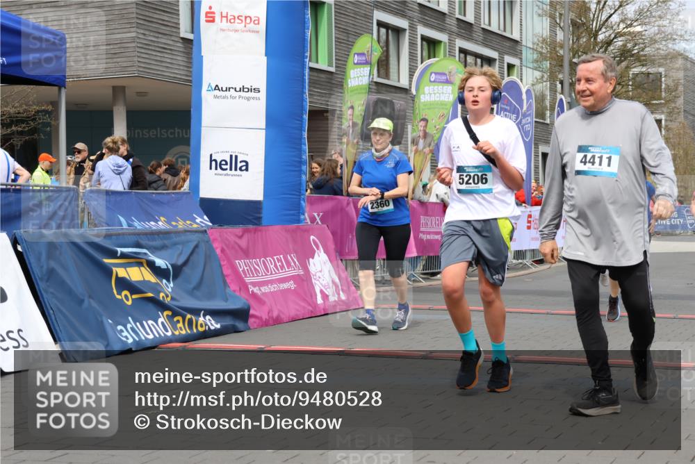 12.04.2026 - 45. Internationalen Wilhelmsburger Insellauf Strokosch-Dieckow http://msf.ph/oto/9480528 12.04.2026 13:26:58 Ziel 4411, 5206, 2360, 5245, 2933, 2359, 4124, 2980 meine-sportfotos.de