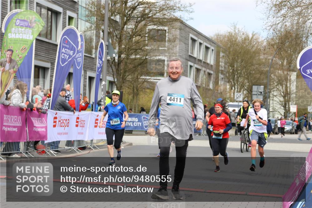 12.04.2026 - 45. Internationalen Wilhelmsburger Insellauf Strokosch-Dieckow http://msf.ph/oto/9480555 12.04.2026 13:26:54 Ziel 4411, 5206, 2360, 5245 meine-sportfotos.de