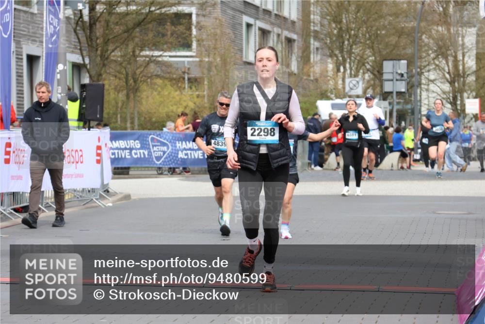 12.04.2026 - 45. Internationalen Wilhelmsburger Insellauf Strokosch-Dieckow http://msf.ph/oto/9480599 12.04.2026 13:26:34 Ziel 4064, 4684, 2298, 4839, 4840 meine-sportfotos.de
