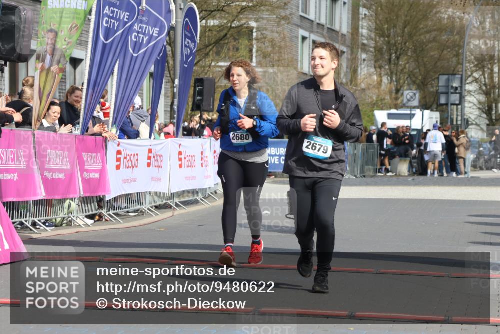 12.04.2026 - 45. Internationalen Wilhelmsburger Insellauf Strokosch-Dieckow http://msf.ph/oto/9480622 12.04.2026 11:54:46 Ziel 2679, 2680 meine-sportfotos.de