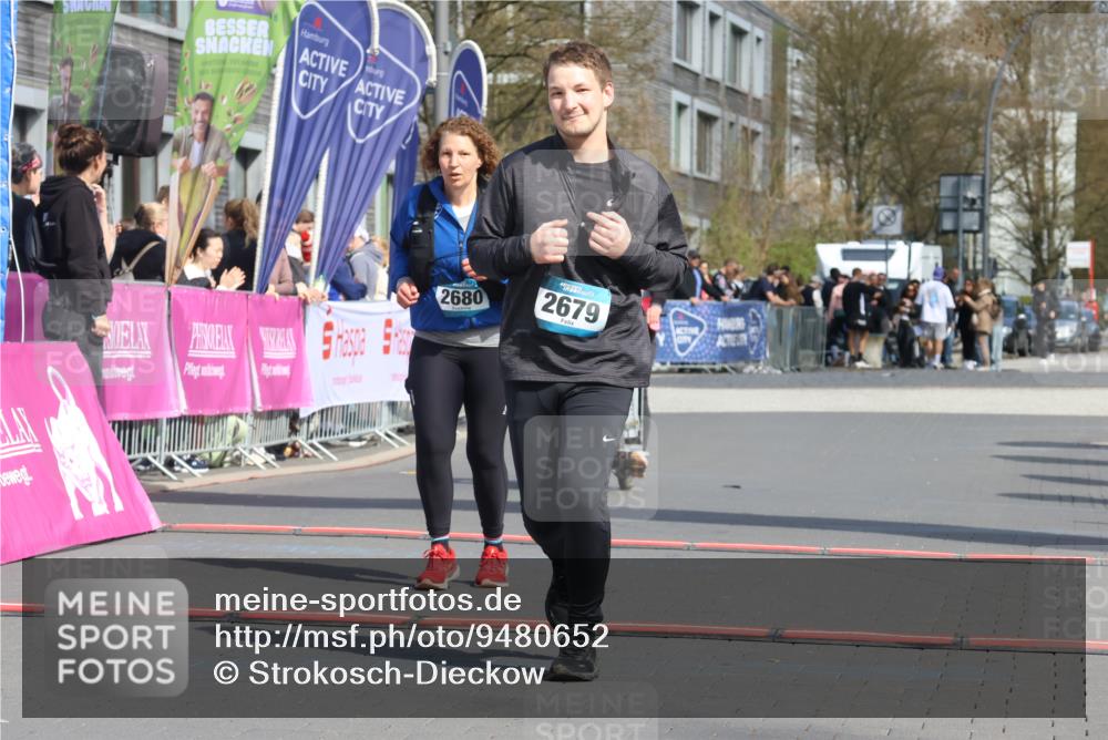 12.04.2026 - 45. Internationalen Wilhelmsburger Insellauf Strokosch-Dieckow http://msf.ph/oto/9480652 12.04.2026 11:54:47 Ziel 2679, 2680 meine-sportfotos.de