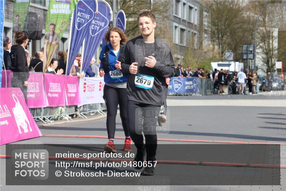 12.04.2026 - 45. Internationalen Wilhelmsburger Insellauf Strokosch-Dieckow http://msf.ph/oto/9480657 12.04.2026 11:54:47 Ziel 2679, 2680 meine-sportfotos.de