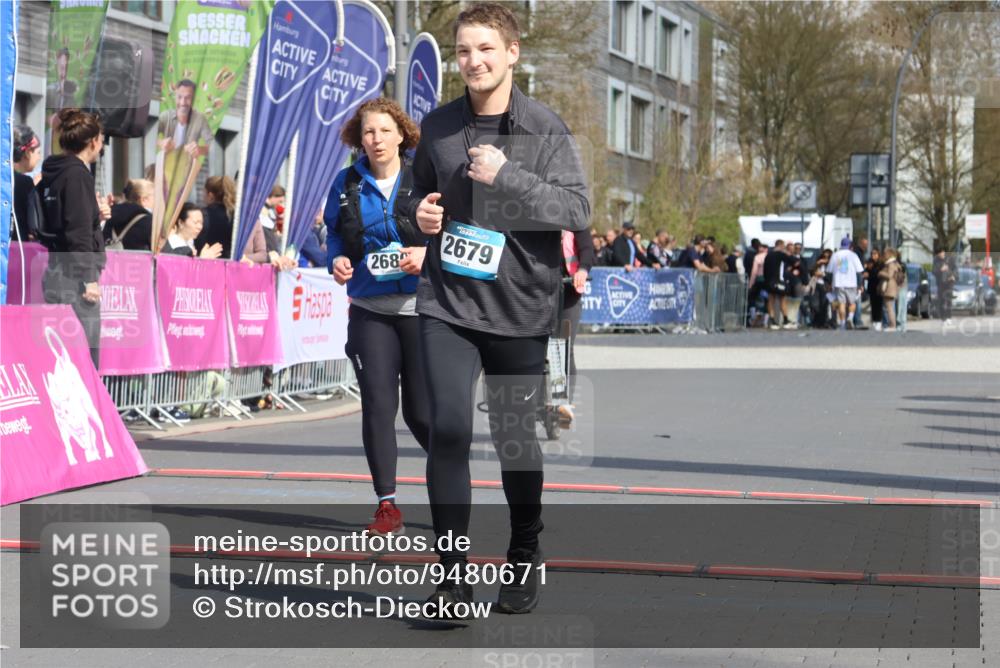 12.04.2026 - 45. Internationalen Wilhelmsburger Insellauf Strokosch-Dieckow http://msf.ph/oto/9480671 12.04.2026 11:54:47 Ziel 2679, 2680 meine-sportfotos.de