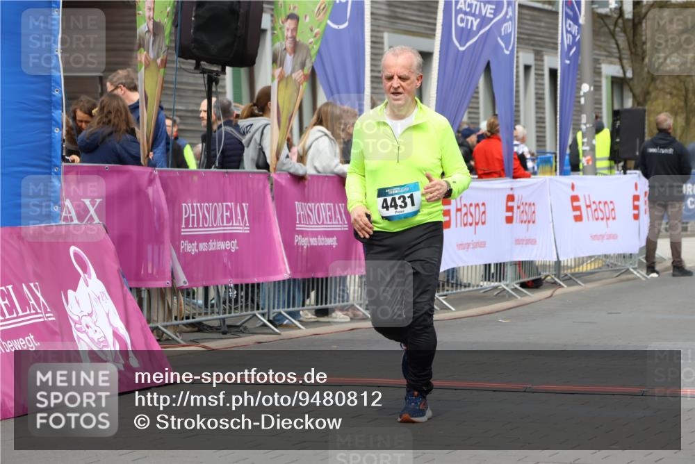 12.04.2026 - 45. Internationalen Wilhelmsburger Insellauf Strokosch-Dieckow http://msf.ph/oto/9480812 12.04.2026 13:26:18 Ziel 2717, 4431, 3023 meine-sportfotos.de