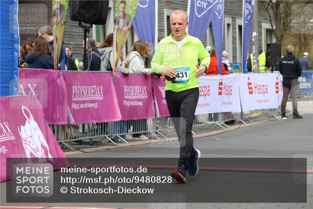12.04.2026 - 45. Internationalen Wilhelmsburger Insellauf Strokosch-Dieckow http://msf.ph/oto/9480828 12.04.2026 13:26:18 Ziel 2717, 4431, 3023 meine-sportfotos.de