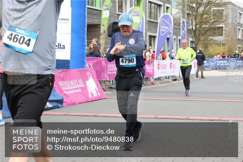 12.04.2026 - 45. Internationalen Wilhelmsburger Insellauf Strokosch-Dieckow http://msf.ph/oto/9480838 12.04.2026 13:26:16 Ziel 4790, 2717, 4431 meine-sportfotos.de
