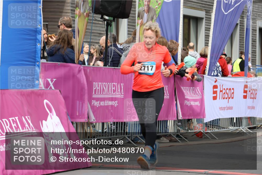 12.04.2026 - 45. Internationalen Wilhelmsburger Insellauf Strokosch-Dieckow http://msf.ph/oto/9480870 12.04.2026 13:26:13 Ziel 4604, 4790, 2717 meine-sportfotos.de