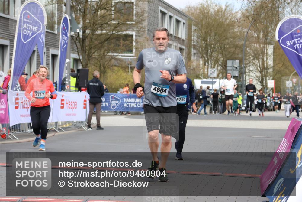 12.04.2026 - 45. Internationalen Wilhelmsburger Insellauf Strokosch-Dieckow http://msf.ph/oto/9480904 12.04.2026 13:26:11 Ziel 3649, 4604, 4790, 2717 meine-sportfotos.de