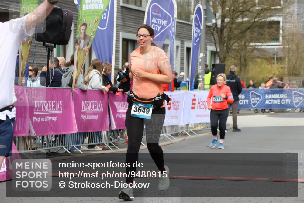 12.04.2026 - 45. Internationalen Wilhelmsburger Insellauf Strokosch-Dieckow http://msf.ph/oto/9480915 12.04.2026 13:26:09 Ziel 5757, 3649, 4604, 4790 meine-sportfotos.de