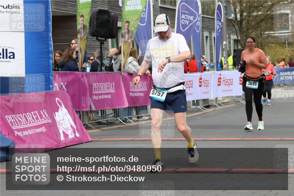 12.04.2026 - 45. Internationalen Wilhelmsburger Insellauf Strokosch-Dieckow http://msf.ph/oto/9480950 12.04.2026 13:26:07 Ziel 5757, 3649, 4604 meine-sportfotos.de