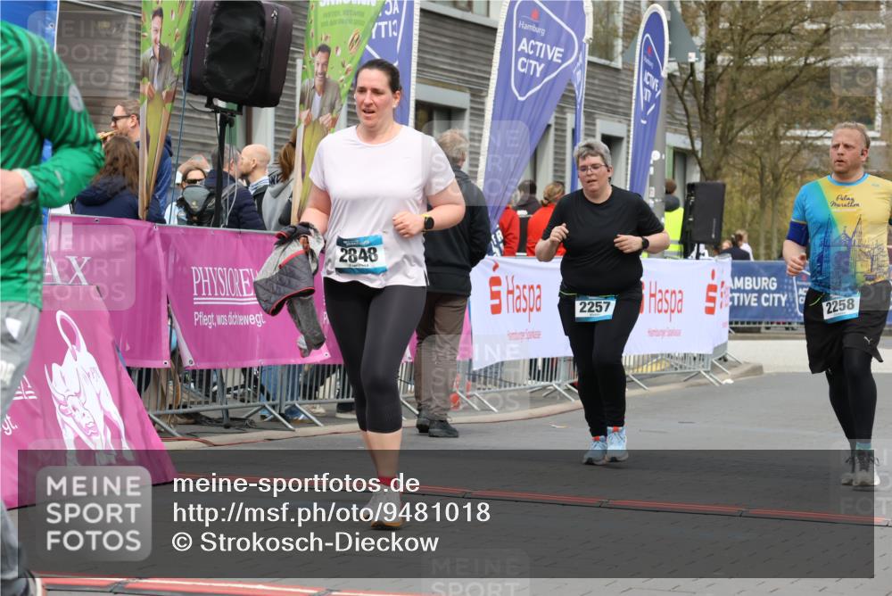 12.04.2026 - 45. Internationalen Wilhelmsburger Insellauf Strokosch-Dieckow http://msf.ph/oto/9481018 12.04.2026 13:25:46 Ziel 2848, 2258, 2257 meine-sportfotos.de