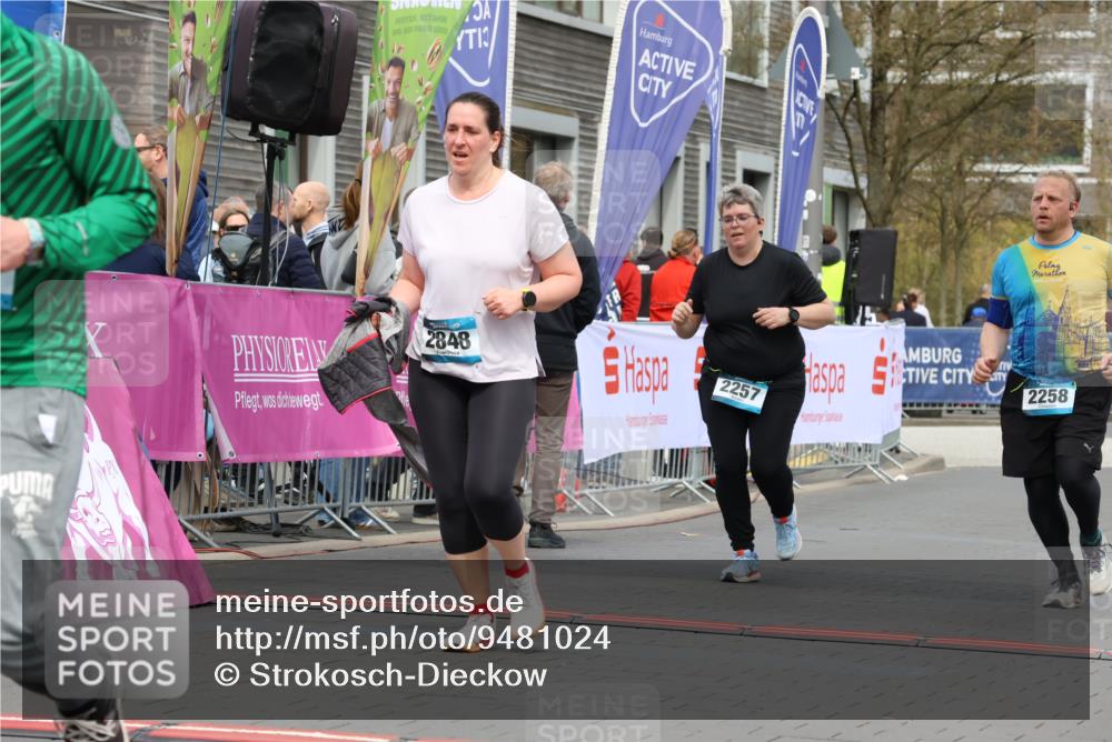 12.04.2026 - 45. Internationalen Wilhelmsburger Insellauf Strokosch-Dieckow http://msf.ph/oto/9481024 12.04.2026 13:25:46 Ziel 2848, 2258, 2257 meine-sportfotos.de