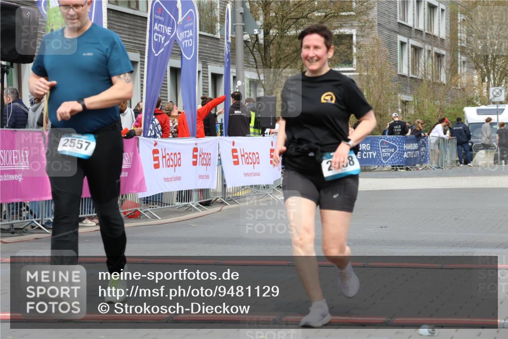 12.04.2026 - 45. Internationalen Wilhelmsburger Insellauf Strokosch-Dieckow http://msf.ph/oto/9481129 12.04.2026 13:25:25 Ziel 4751, 2558, 2557 meine-sportfotos.de