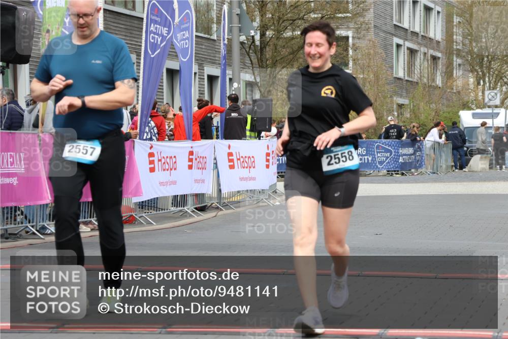 12.04.2026 - 45. Internationalen Wilhelmsburger Insellauf Strokosch-Dieckow http://msf.ph/oto/9481141 12.04.2026 13:25:25 Ziel 4751, 2558, 2557 meine-sportfotos.de