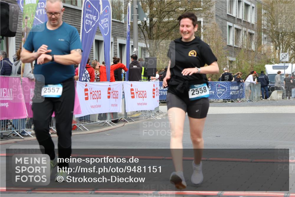 12.04.2026 - 45. Internationalen Wilhelmsburger Insellauf Strokosch-Dieckow http://msf.ph/oto/9481151 12.04.2026 13:25:25 Ziel 4751, 2558, 2557 meine-sportfotos.de