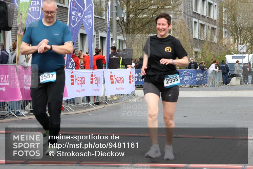 12.04.2026 - 45. Internationalen Wilhelmsburger Insellauf Strokosch-Dieckow http://msf.ph/oto/9481161 12.04.2026 13:25:25 Ziel 4751, 2558, 2557 meine-sportfotos.de