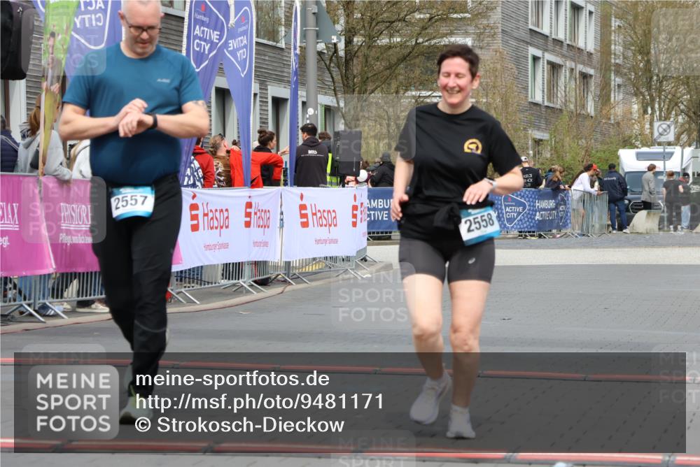 12.04.2026 - 45. Internationalen Wilhelmsburger Insellauf Strokosch-Dieckow http://msf.ph/oto/9481171 12.04.2026 13:25:25 Ziel 4751, 2558, 2557 meine-sportfotos.de