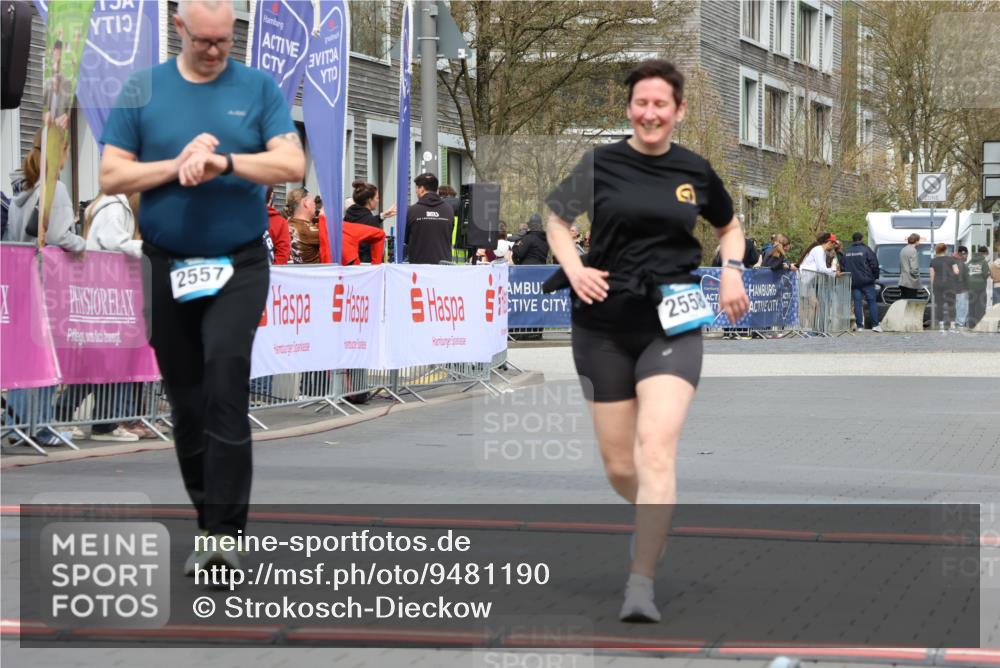 12.04.2026 - 45. Internationalen Wilhelmsburger Insellauf Strokosch-Dieckow http://msf.ph/oto/9481190 12.04.2026 13:25:25 Ziel 4751, 2558, 2557 meine-sportfotos.de