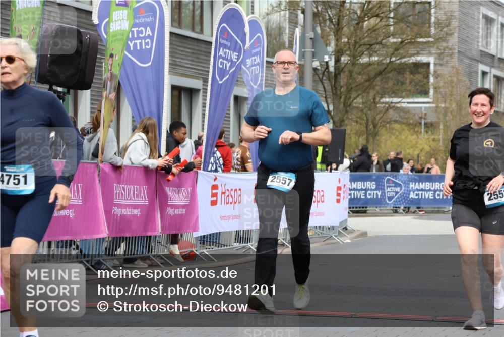 12.04.2026 - 45. Internationalen Wilhelmsburger Insellauf Strokosch-Dieckow http://msf.ph/oto/9481201 12.04.2026 13:25:24 Ziel 5021, 4751, 2558, 2557 meine-sportfotos.de