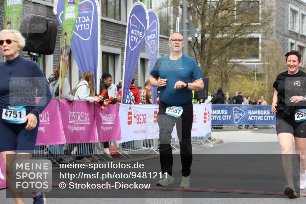 12.04.2026 - 45. Internationalen Wilhelmsburger Insellauf Strokosch-Dieckow http://msf.ph/oto/9481211 12.04.2026 13:25:24 Ziel 5021, 4751, 2558, 2557 meine-sportfotos.de