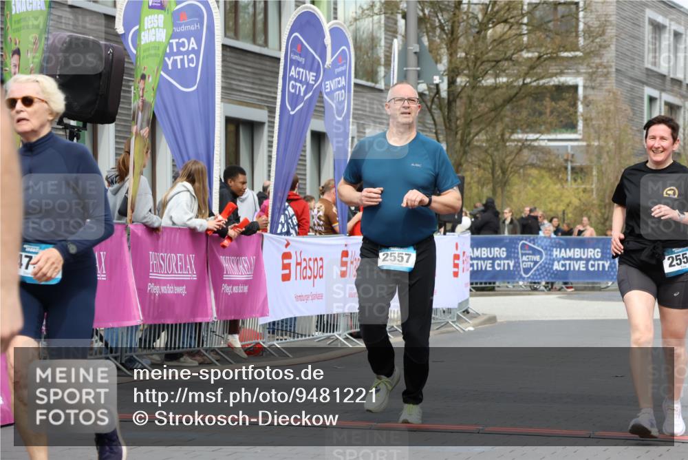 12.04.2026 - 45. Internationalen Wilhelmsburger Insellauf Strokosch-Dieckow http://msf.ph/oto/9481221 12.04.2026 13:25:24 Ziel 5021, 4751, 2558, 2557 meine-sportfotos.de