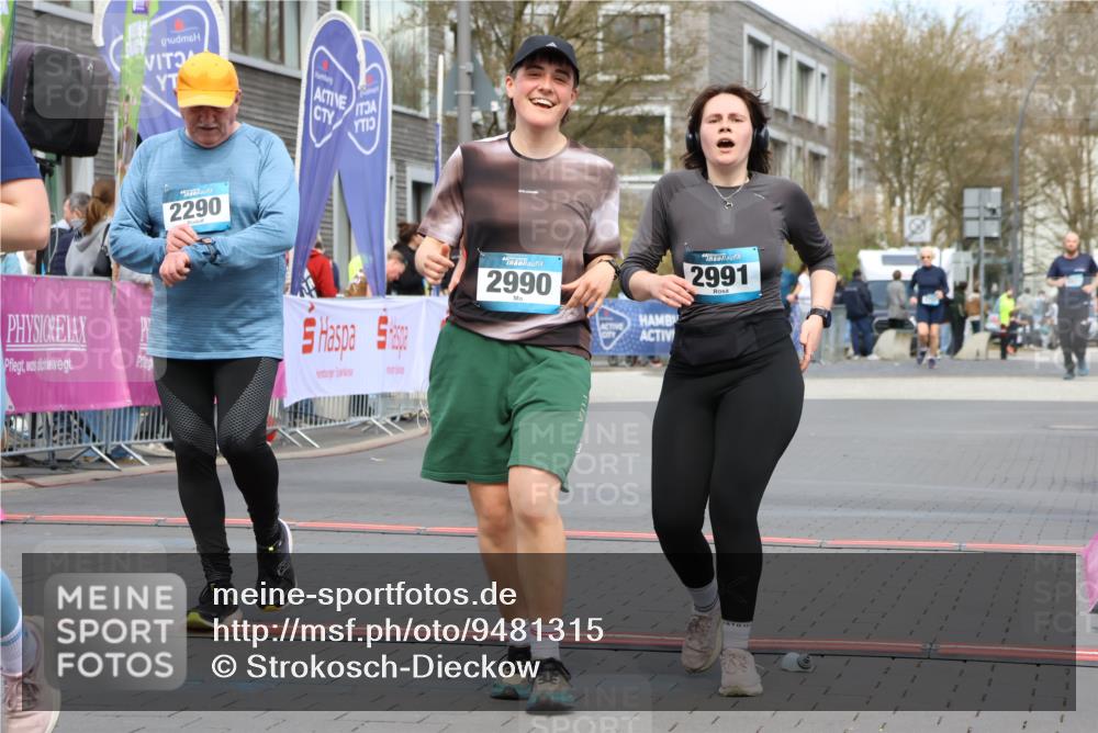 12.04.2026 - 45. Internationalen Wilhelmsburger Insellauf Strokosch-Dieckow http://msf.ph/oto/9481315 12.04.2026 13:25:10 Ziel 2290, 4812, 2990, 2991, 2012 meine-sportfotos.de