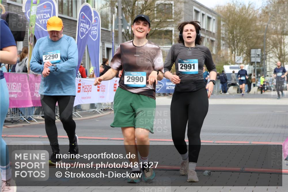 12.04.2026 - 45. Internationalen Wilhelmsburger Insellauf Strokosch-Dieckow http://msf.ph/oto/9481327 12.04.2026 13:25:10 Ziel 2290, 4812, 2990, 2991, 2012 meine-sportfotos.de