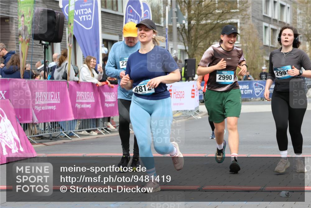 12.04.2026 - 45. Internationalen Wilhelmsburger Insellauf Strokosch-Dieckow http://msf.ph/oto/9481419 12.04.2026 13:25:08 Ziel 2111, 2112, 2290, 4812, 2990, 2991, 2012 meine-sportfotos.de