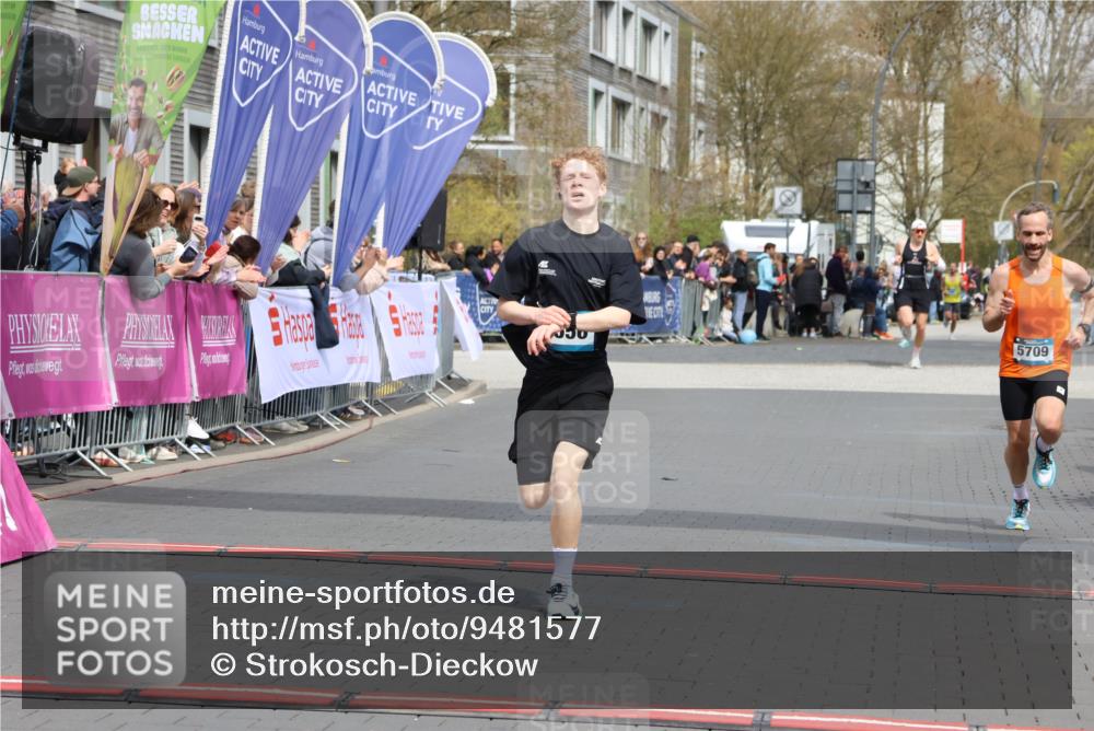 12.04.2026 - 45. Internationalen Wilhelmsburger Insellauf Strokosch-Dieckow http://msf.ph/oto/9481577 12.04.2026 12:47:37 Ziel 4656, 5556, 5709 meine-sportfotos.de