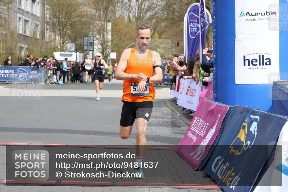 12.04.2026 - 45. Internationalen Wilhelmsburger Insellauf Strokosch-Dieckow http://msf.ph/oto/9481637 12.04.2026 12:47:39 Ziel 5556, 5709 meine-sportfotos.de