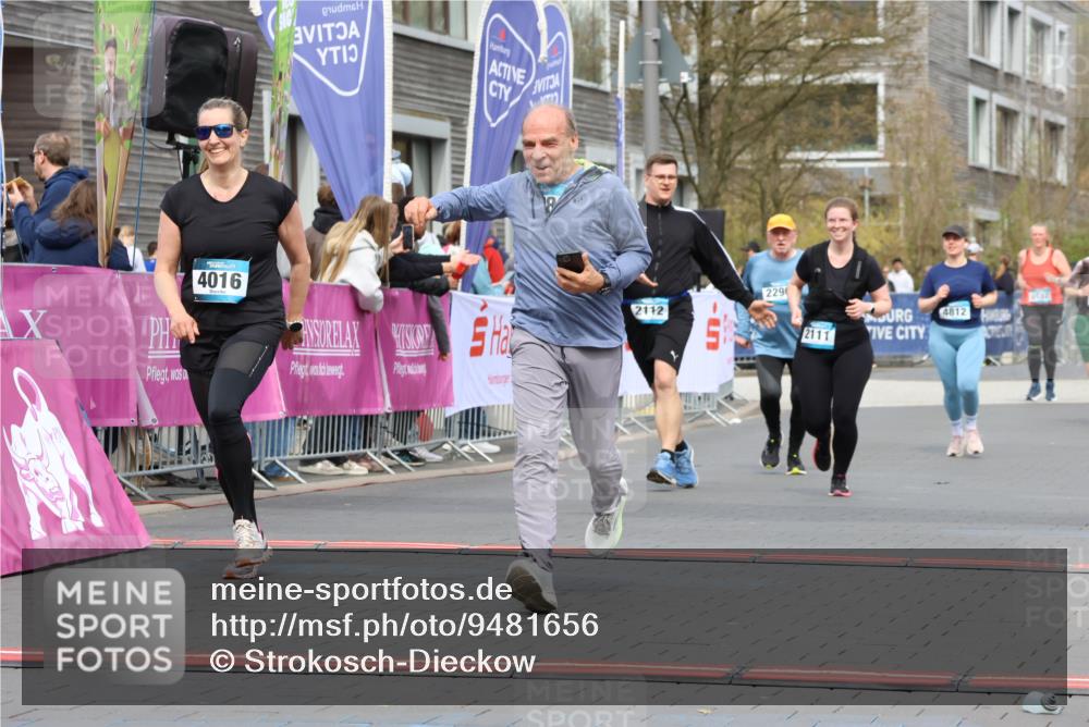 12.04.2026 - 45. Internationalen Wilhelmsburger Insellauf Strokosch-Dieckow http://msf.ph/oto/9481656 12.04.2026 13:25:02 Ziel 3936, 4908, 4016, 2111, 2112, 2290 meine-sportfotos.de