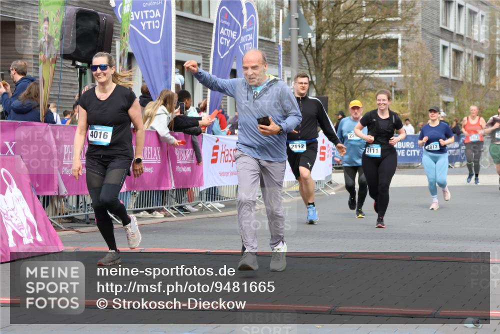 12.04.2026 - 45. Internationalen Wilhelmsburger Insellauf Strokosch-Dieckow http://msf.ph/oto/9481665 12.04.2026 13:25:02 Ziel 3936, 4908, 4016, 2111, 2112, 2290 meine-sportfotos.de