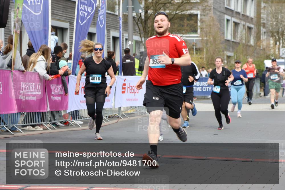 12.04.2026 - 45. Internationalen Wilhelmsburger Insellauf Strokosch-Dieckow http://msf.ph/oto/9481700 12.04.2026 13:25:00 Ziel 3936, 4908, 4016 meine-sportfotos.de