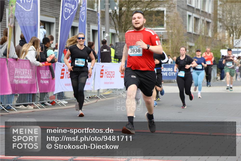 12.04.2026 - 45. Internationalen Wilhelmsburger Insellauf Strokosch-Dieckow http://msf.ph/oto/9481711 12.04.2026 13:25:00 Ziel 3936, 4908, 4016 meine-sportfotos.de