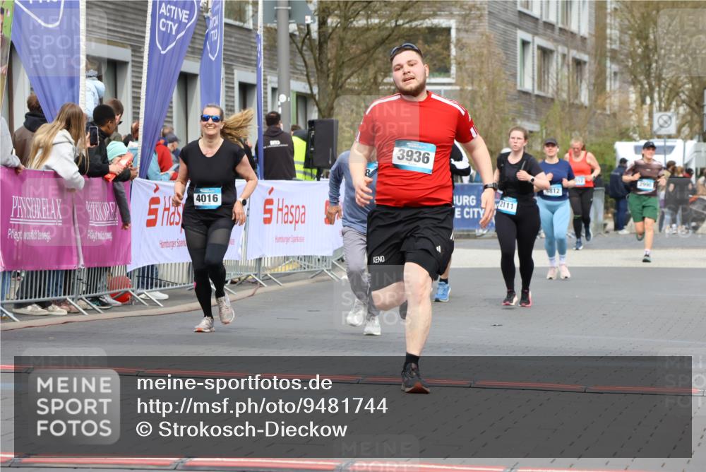 12.04.2026 - 45. Internationalen Wilhelmsburger Insellauf Strokosch-Dieckow http://msf.ph/oto/9481744 12.04.2026 13:25:00 Ziel 3936, 4908, 4016 meine-sportfotos.de