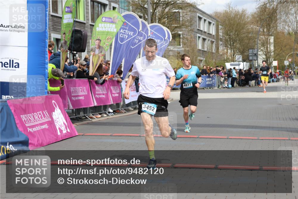 12.04.2026 - 45. Internationalen Wilhelmsburger Insellauf Strokosch-Dieckow http://msf.ph/oto/9482120 12.04.2026 12:48:07 Ziel 3452, 4877 meine-sportfotos.de