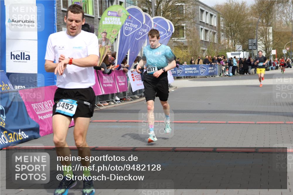 12.04.2026 - 45. Internationalen Wilhelmsburger Insellauf Strokosch-Dieckow http://msf.ph/oto/9482128 12.04.2026 12:48:09 Ziel 3452, 4877, 4874 meine-sportfotos.de