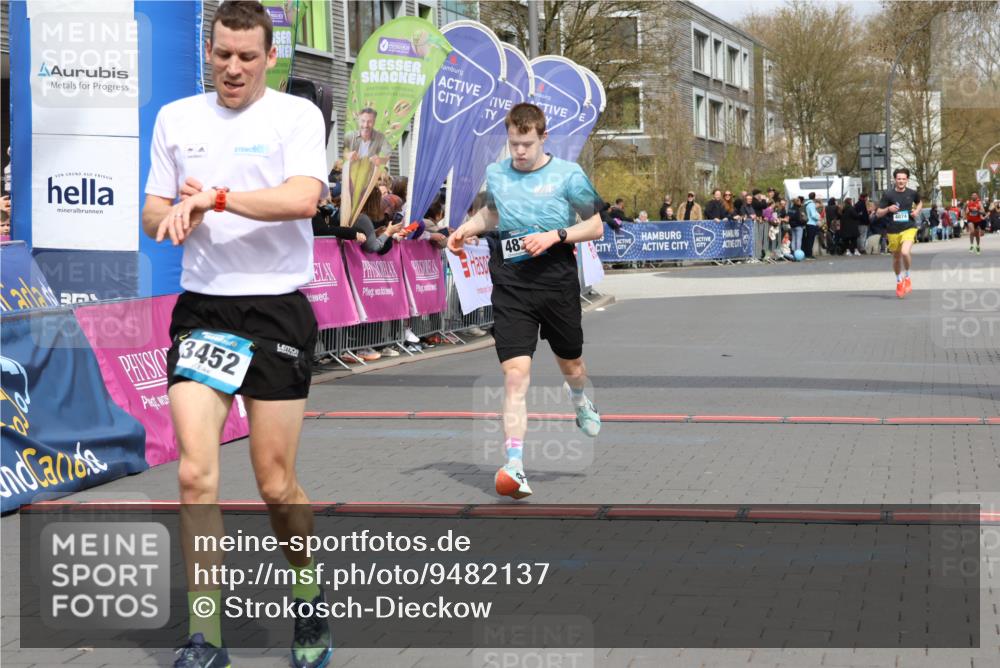12.04.2026 - 45. Internationalen Wilhelmsburger Insellauf Strokosch-Dieckow http://msf.ph/oto/9482137 12.04.2026 12:48:09 Ziel 3452, 4877, 4874 meine-sportfotos.de
