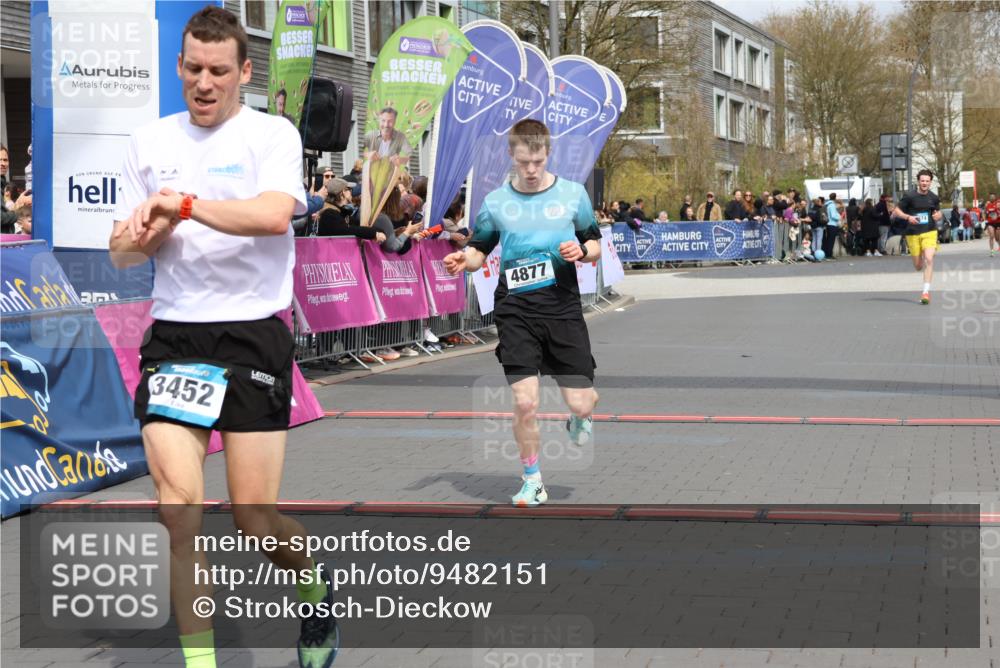 12.04.2026 - 45. Internationalen Wilhelmsburger Insellauf Strokosch-Dieckow http://msf.ph/oto/9482151 12.04.2026 12:48:09 Ziel 3452, 4877, 4874 meine-sportfotos.de