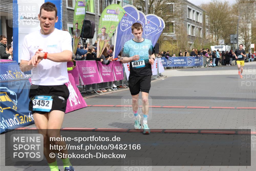 12.04.2026 - 45. Internationalen Wilhelmsburger Insellauf Strokosch-Dieckow http://msf.ph/oto/9482166 12.04.2026 12:48:09 Ziel 3452, 4877, 4874 meine-sportfotos.de