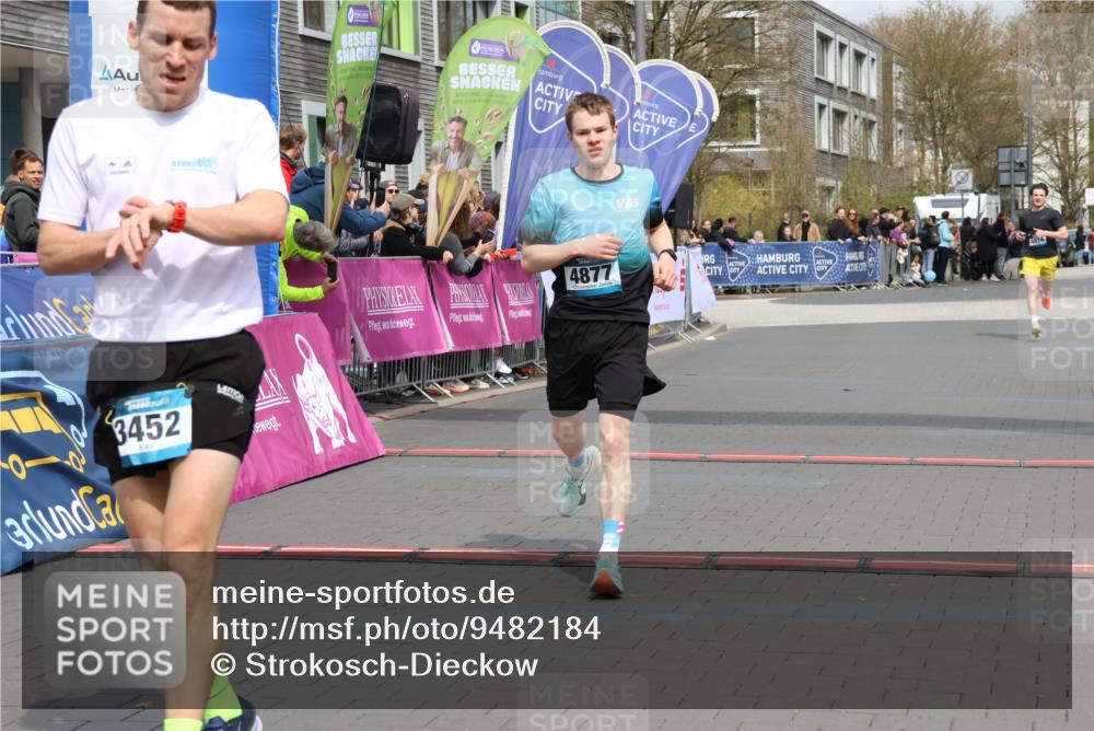 12.04.2026 - 45. Internationalen Wilhelmsburger Insellauf Strokosch-Dieckow http://msf.ph/oto/9482184 12.04.2026 12:48:09 Ziel 3452, 4877, 4874 meine-sportfotos.de