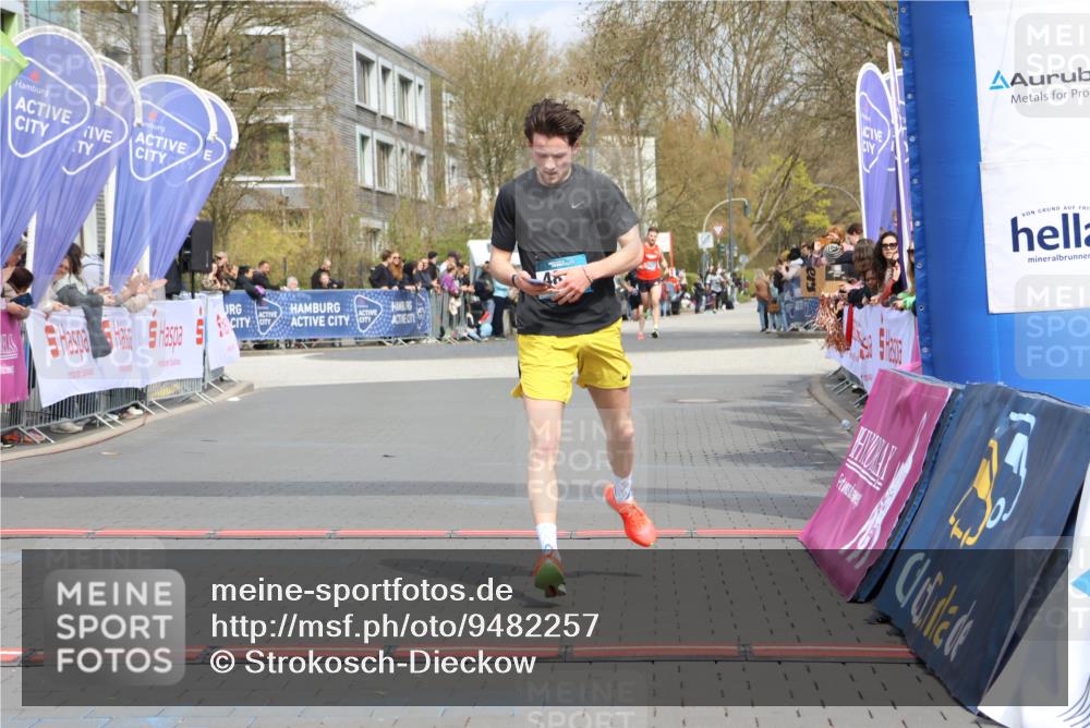 12.04.2026 - 45. Internationalen Wilhelmsburger Insellauf Strokosch-Dieckow http://msf.ph/oto/9482257 12.04.2026 12:48:13 Ziel 4877, 4874 meine-sportfotos.de
