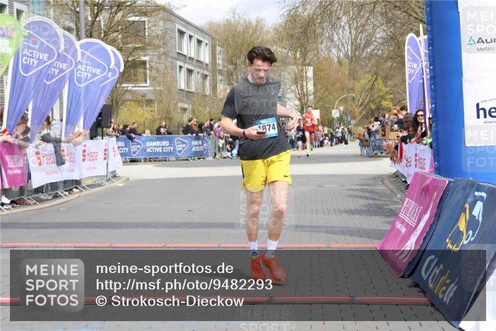 12.04.2026 - 45. Internationalen Wilhelmsburger Insellauf Strokosch-Dieckow http://msf.ph/oto/9482293 12.04.2026 12:48:13 Ziel 4877, 4874 meine-sportfotos.de