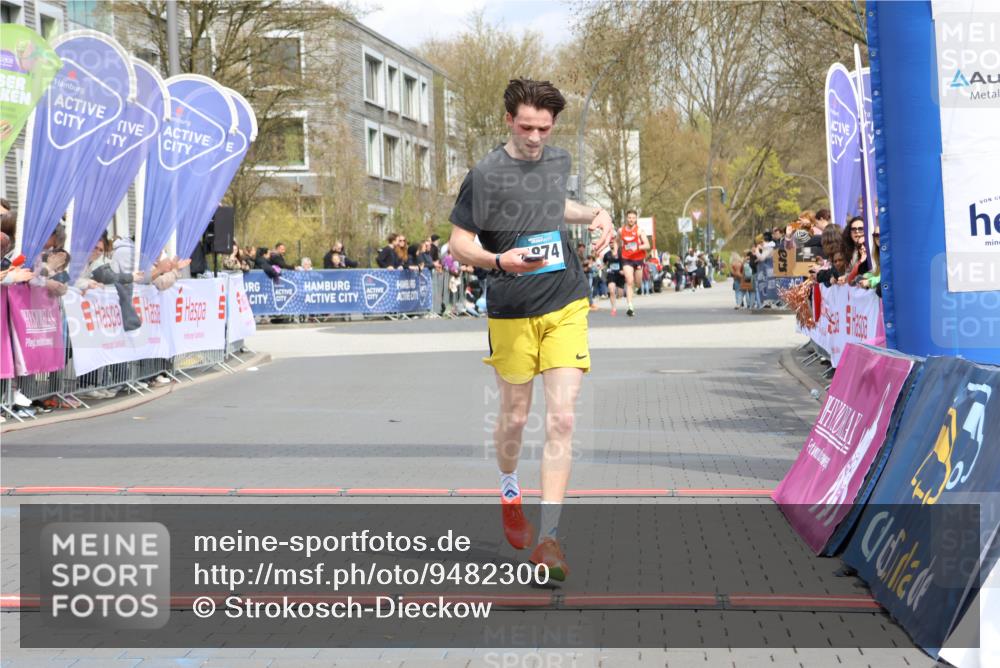 12.04.2026 - 45. Internationalen Wilhelmsburger Insellauf Strokosch-Dieckow http://msf.ph/oto/9482300 12.04.2026 12:48:13 Ziel 4877, 4874 meine-sportfotos.de
