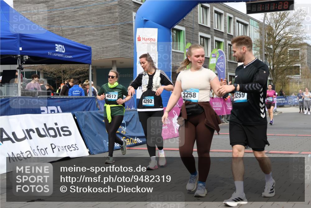 12.04.2026 - 45. Internationalen Wilhelmsburger Insellauf Strokosch-Dieckow http://msf.ph/oto/9482319 12.04.2026 13:24:28 Ziel 4292, 4517, 3872, 5017 meine-sportfotos.de