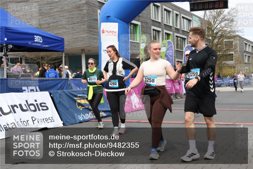 12.04.2026 - 45. Internationalen Wilhelmsburger Insellauf Strokosch-Dieckow http://msf.ph/oto/9482355 12.04.2026 13:24:27 Ziel 4292, 4517, 3872, 5017 meine-sportfotos.de