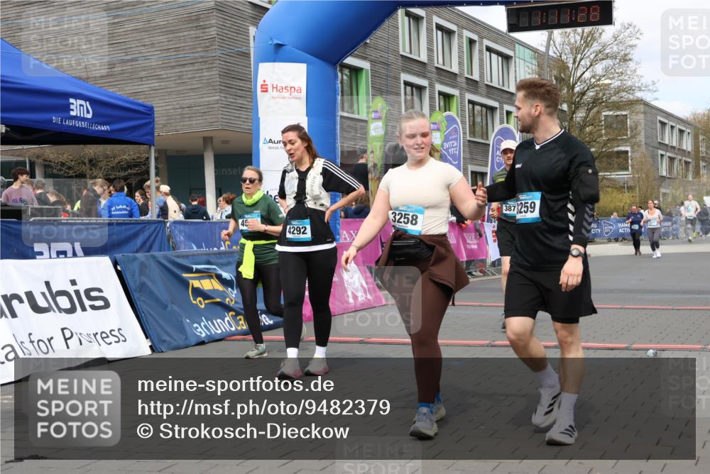 12.04.2026 - 45. Internationalen Wilhelmsburger Insellauf Strokosch-Dieckow http://msf.ph/oto/9482379 12.04.2026 13:24:27 Ziel 4292, 4517, 3872, 5017 meine-sportfotos.de