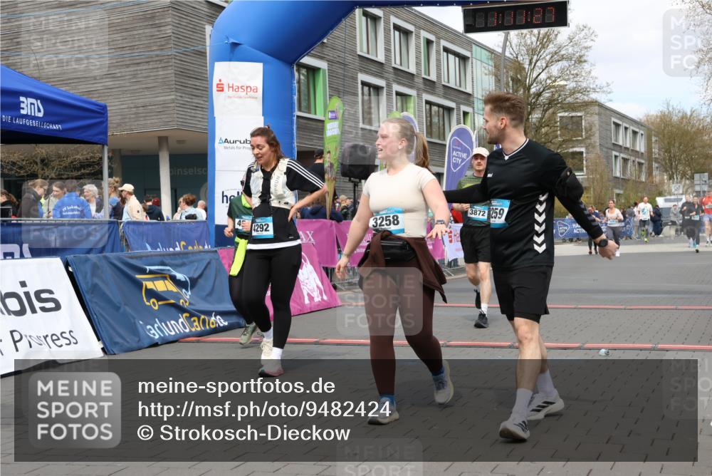 12.04.2026 - 45. Internationalen Wilhelmsburger Insellauf Strokosch-Dieckow http://msf.ph/oto/9482424 12.04.2026 13:24:27 Ziel 4292, 4517, 3872, 5017 meine-sportfotos.de