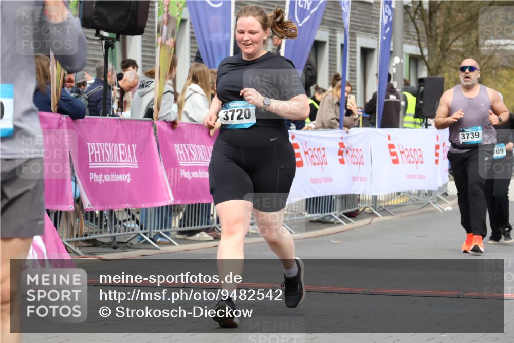12.04.2026 - 45. Internationalen Wilhelmsburger Insellauf Strokosch-Dieckow http://msf.ph/oto/9482542 12.04.2026 13:24:12 Ziel 2766, 5622, 3739, 5209, 5212 meine-sportfotos.de